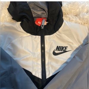 Boys lightweight Nike jacket size medium.